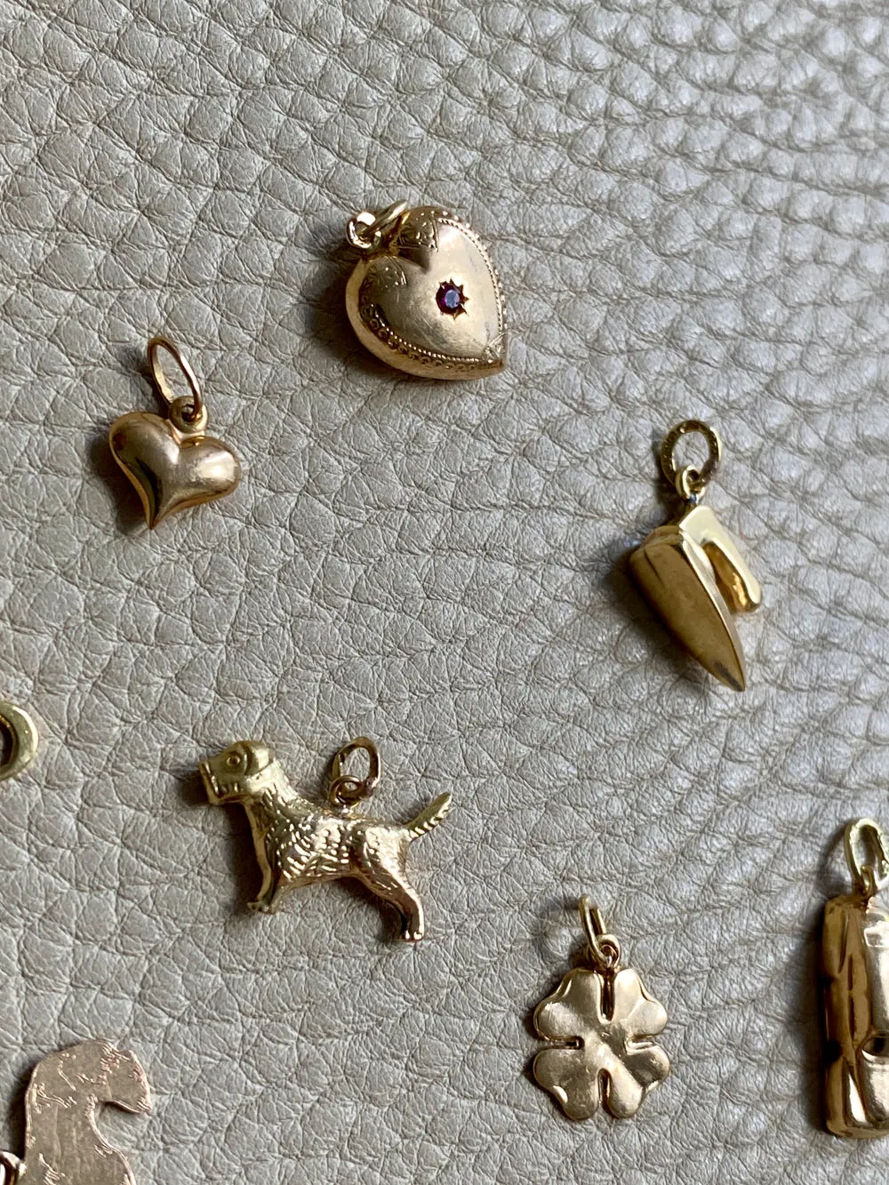 18k gold vintage charm or pendant - Small Puffy Heart