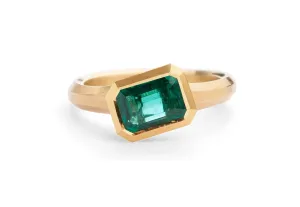 Arris carved yellow gold and Zambian emerald ring