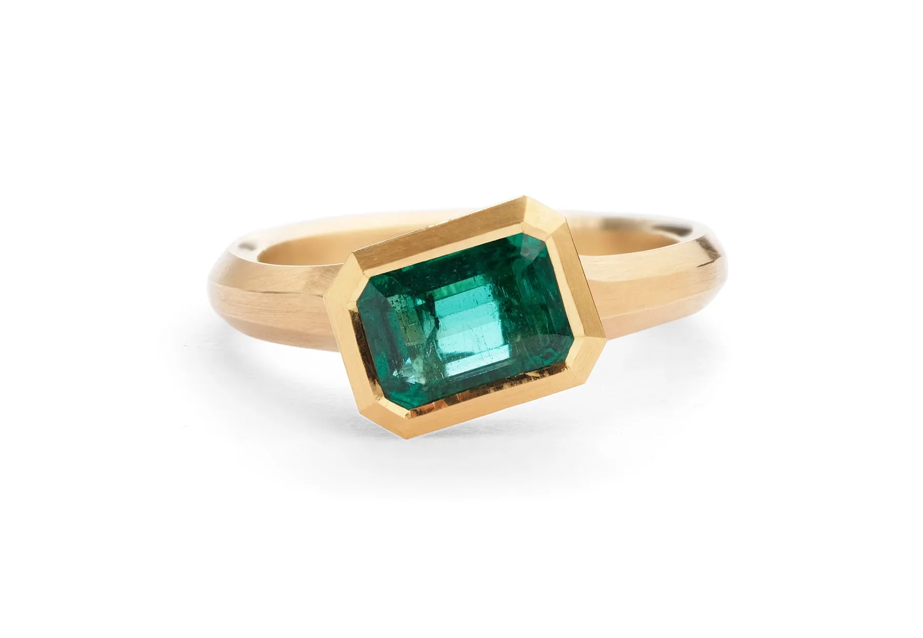 Arris carved yellow gold and Zambian emerald ring