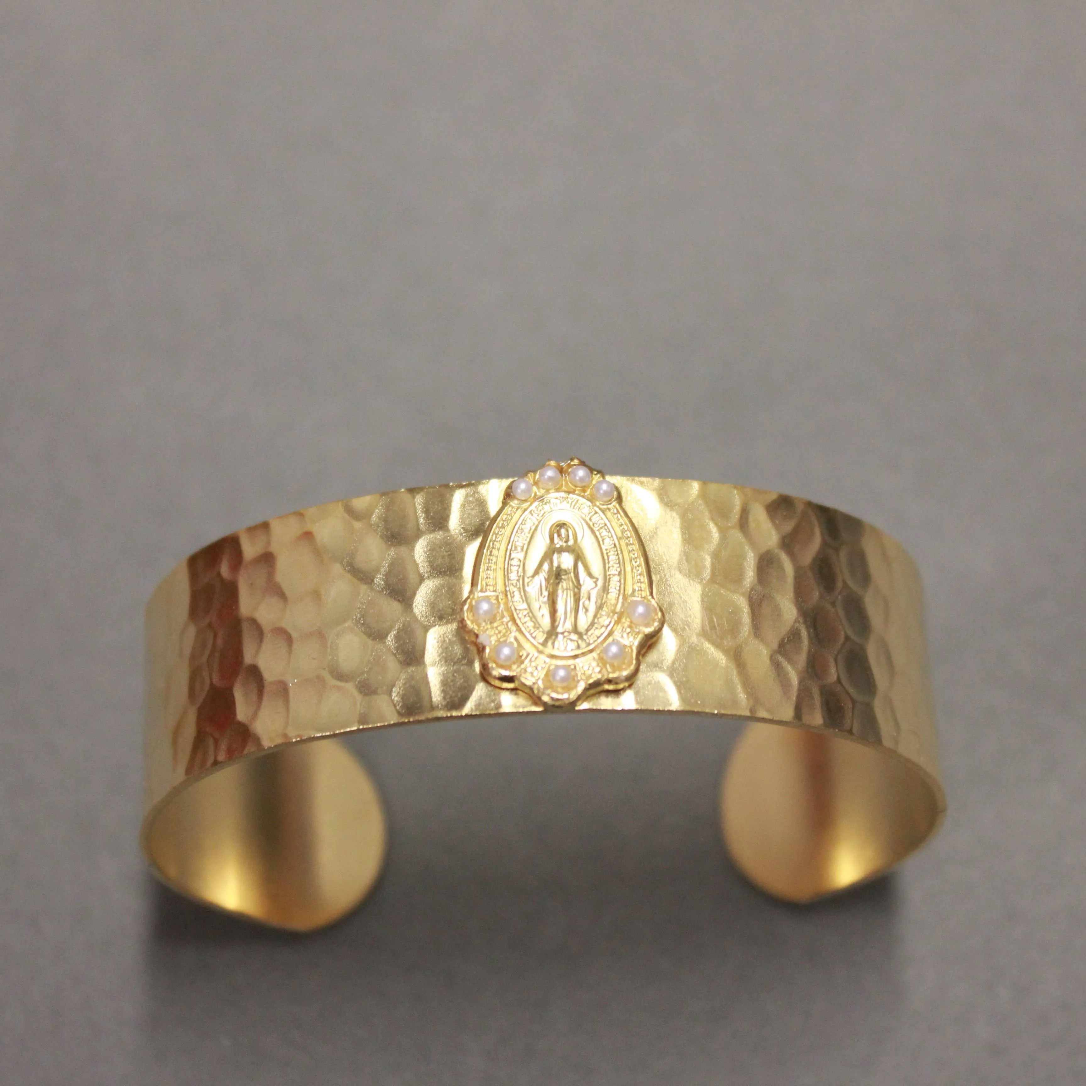 BR109P Cuff Mary w/Pearls
