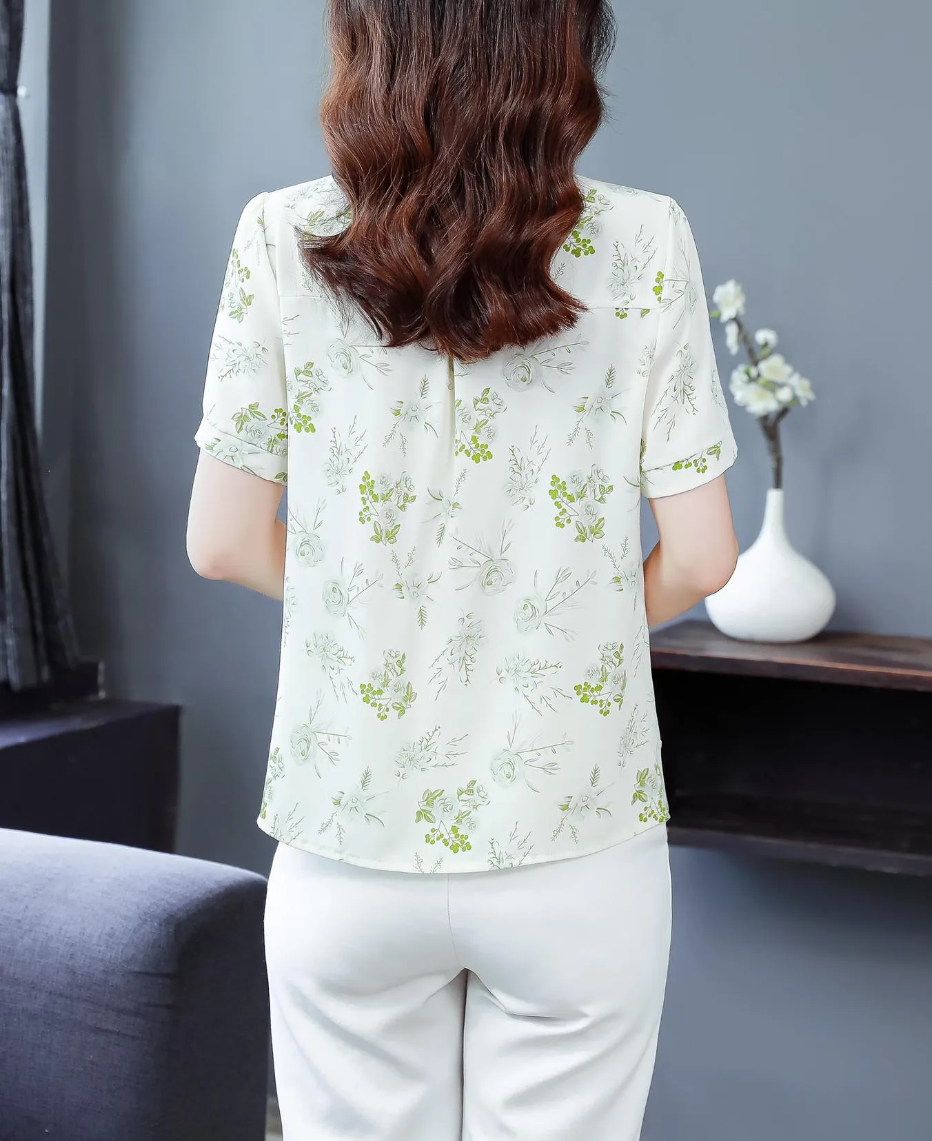 Chic French Style Blouse with V-Neck and Dreamy Floral Patterns