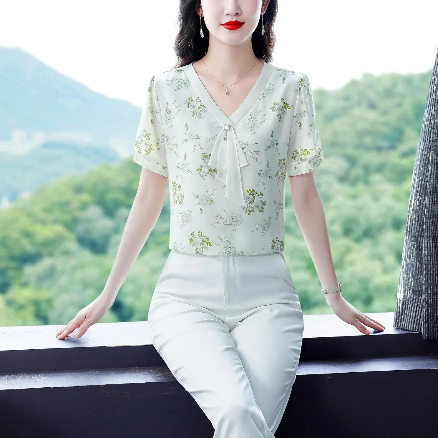 Chic French Style Blouse with V-Neck and Dreamy Floral Patterns