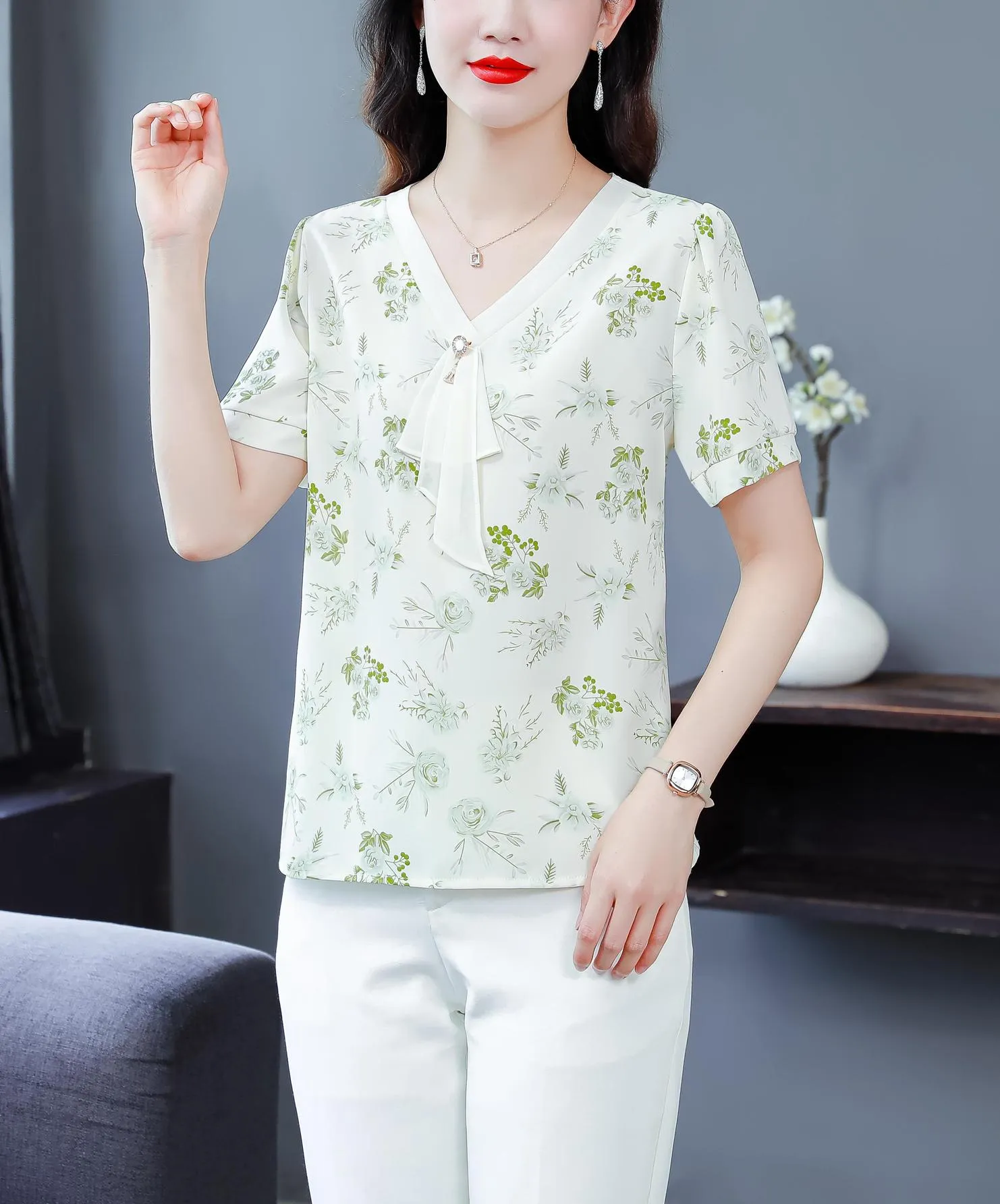 Chic French Style Blouse with V-Neck and Dreamy Floral Patterns
