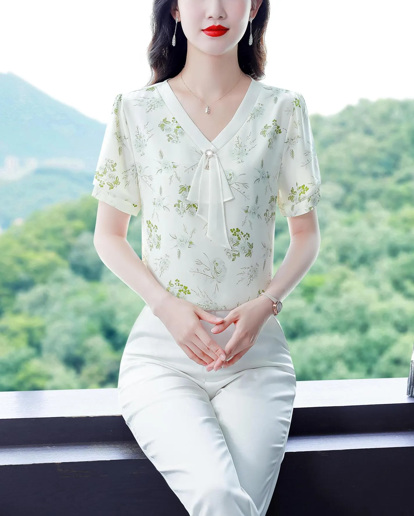 Chic French Style Blouse with V-Neck and Dreamy Floral Patterns