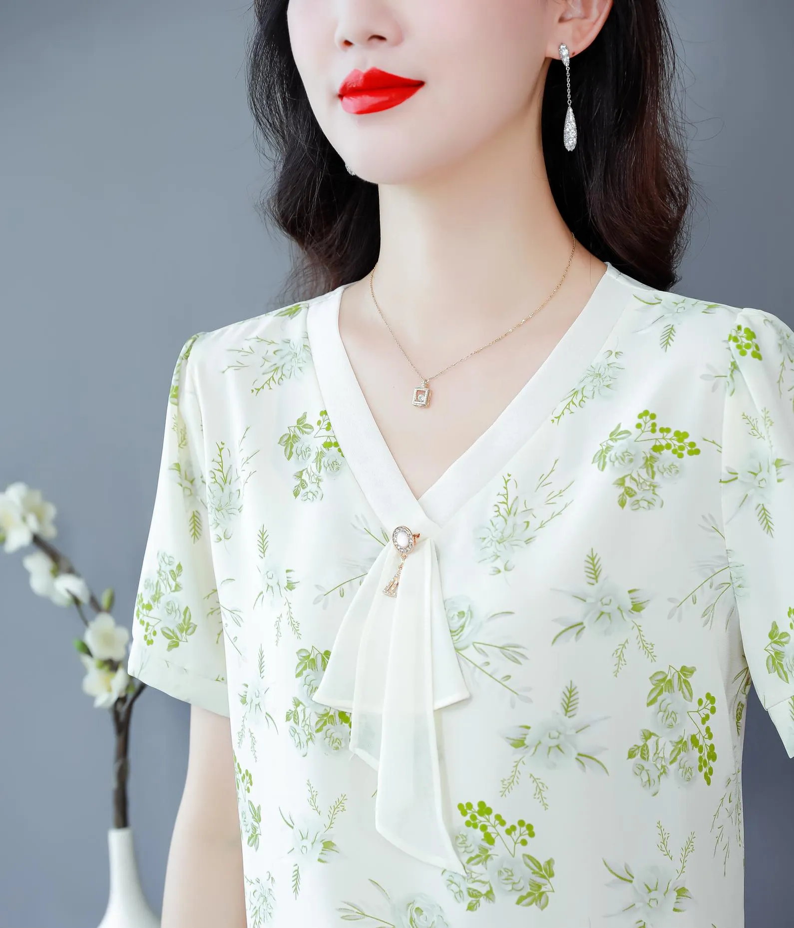 Chic French Style Blouse with V-Neck and Dreamy Floral Patterns