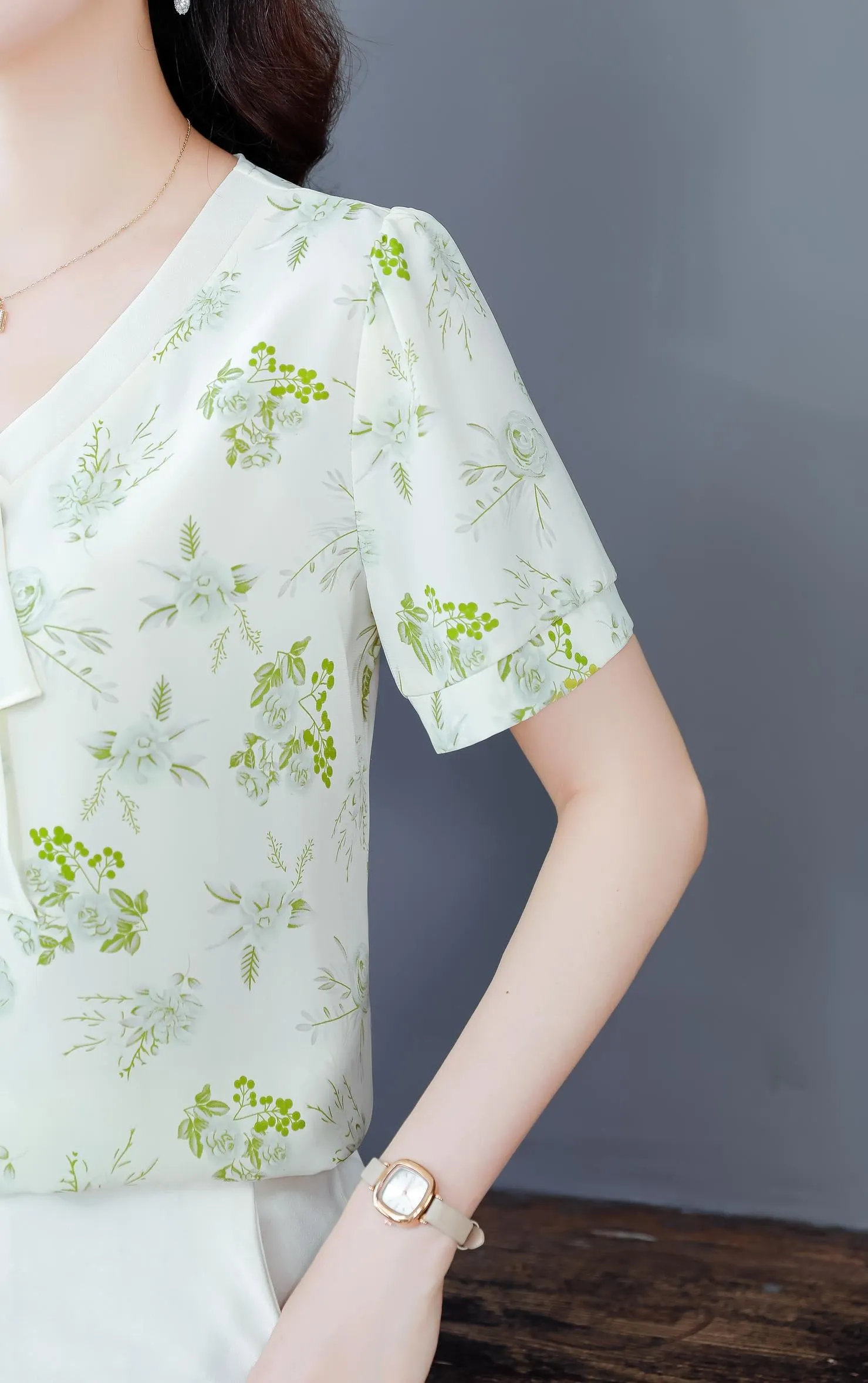 Chic French Style Blouse with V-Neck and Dreamy Floral Patterns