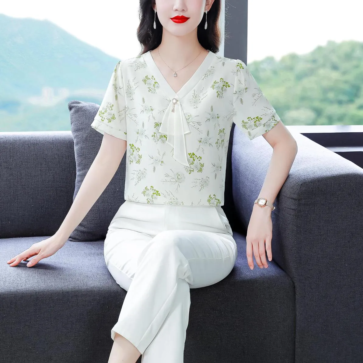 Chic French Style Blouse with V-Neck and Dreamy Floral Patterns