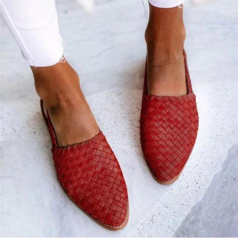 Chic leather loafers with woven pattern