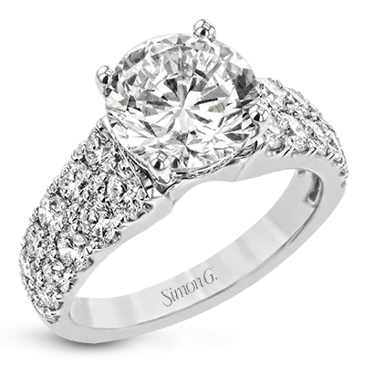 Engagement Ring in 18k Gold with Diamonds