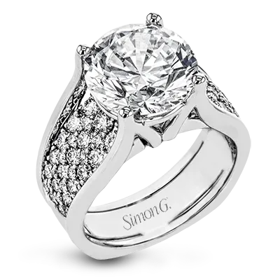 Engagement Ring in 18k Gold with Diamonds