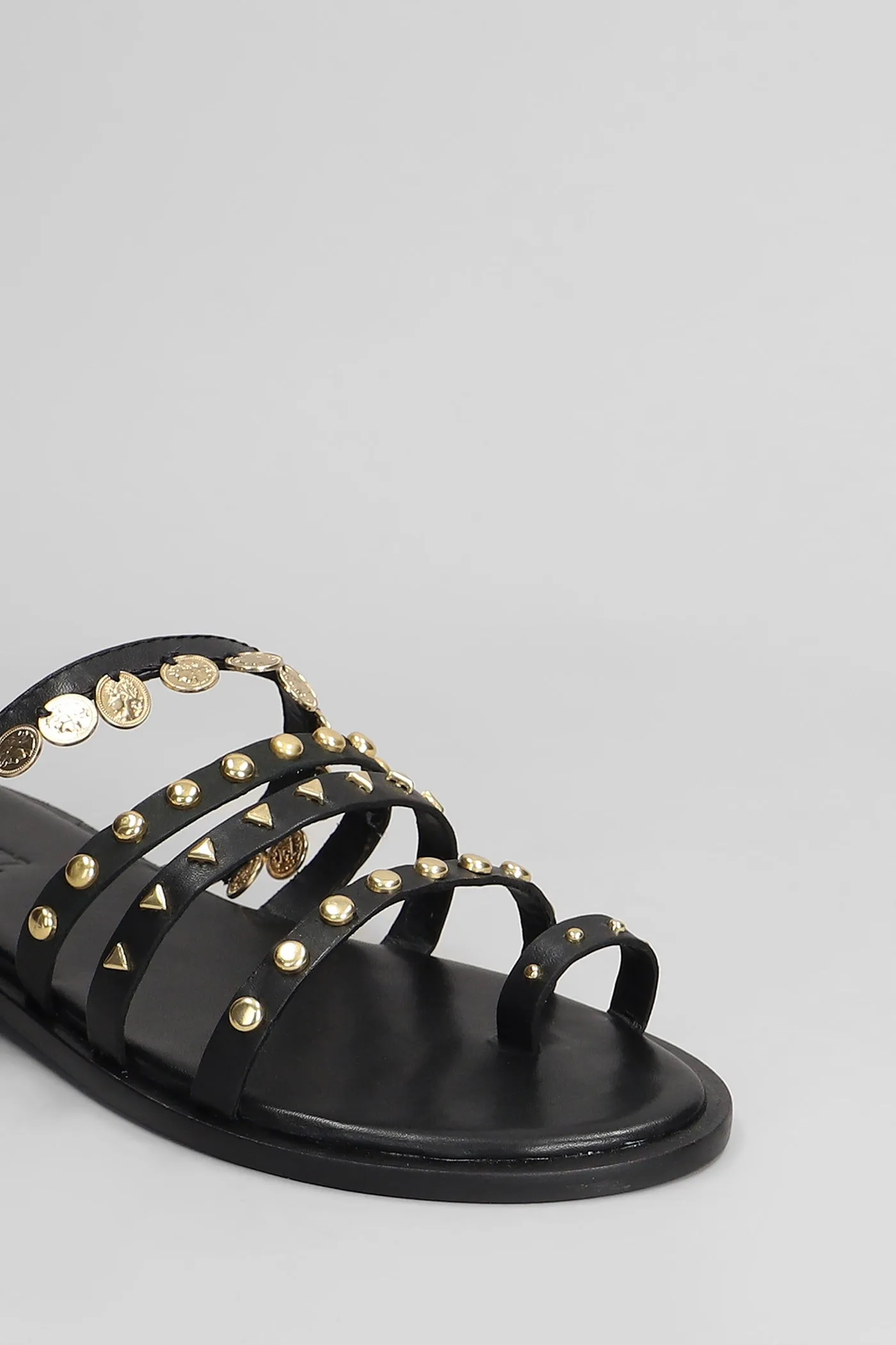Flats in black leather