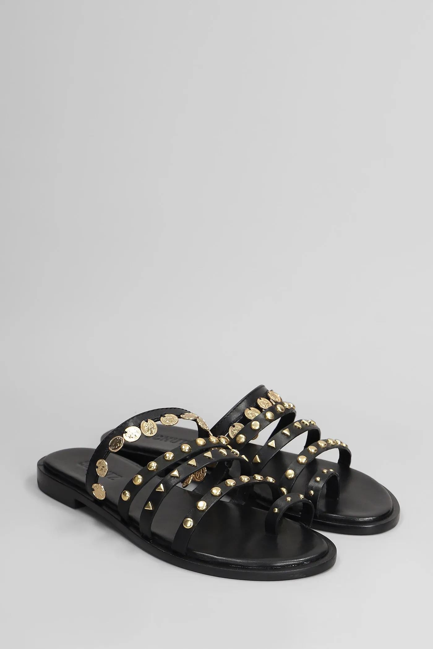 Flats in black leather