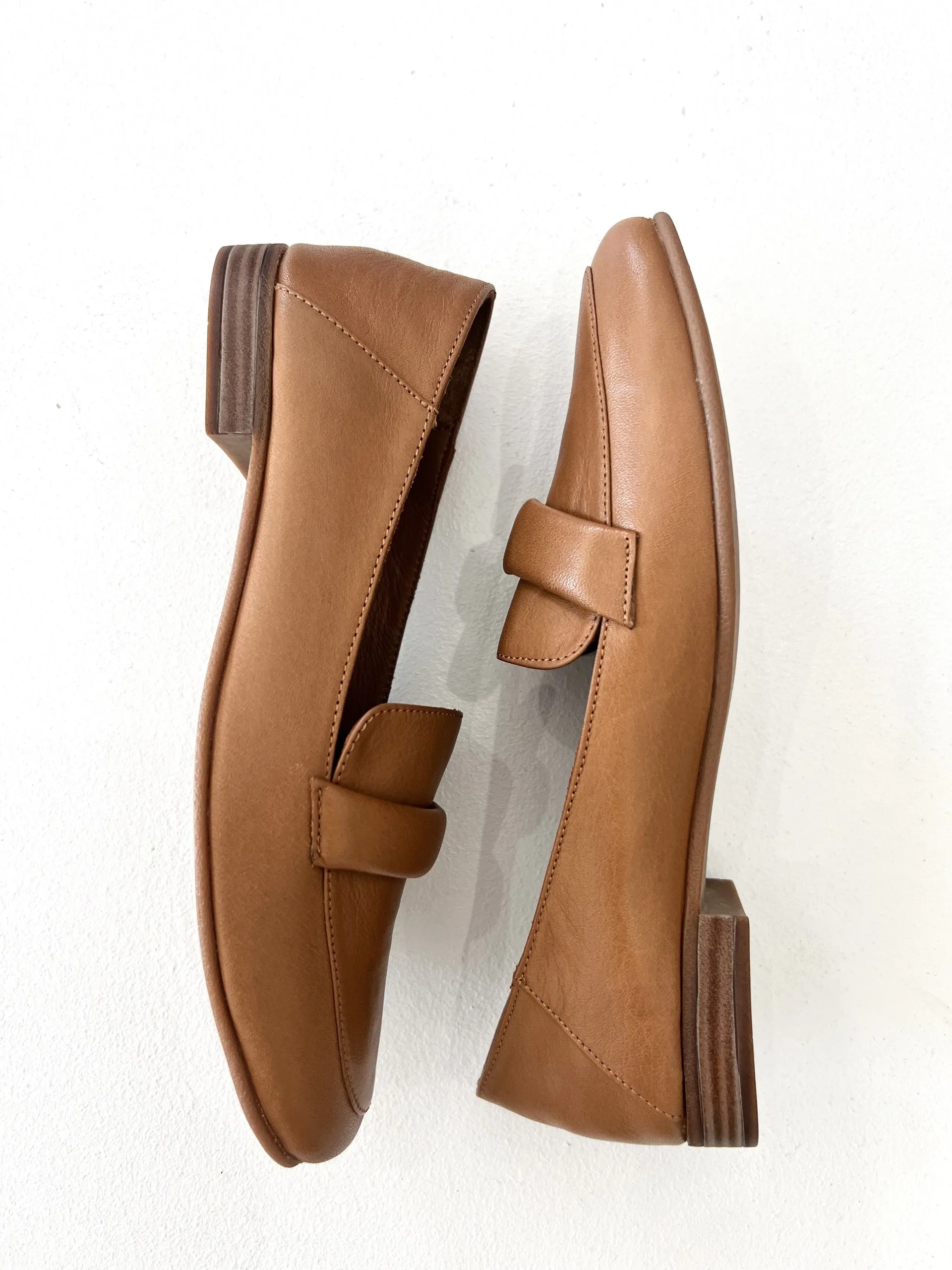 GENOA LEATHER LOAFER || TAN