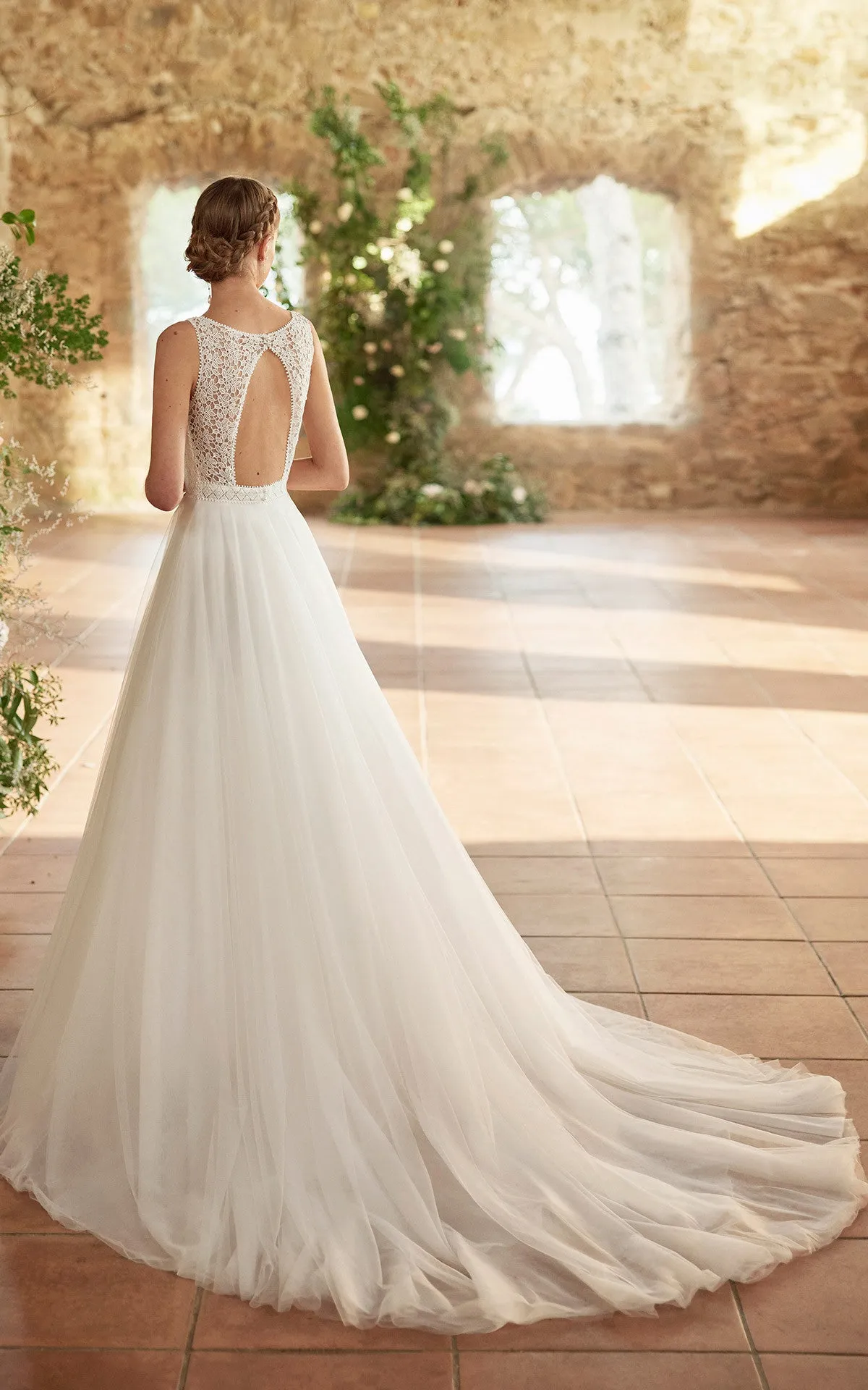 Princess Modest A-Line Boho Lace Tulle Ballgown Wedding Dress Ethereal Church Sleeveless Bateau Neck Floor Length Bridal Gown with Train
