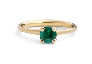 Sculpted yellow gold 4 claw emerald ring