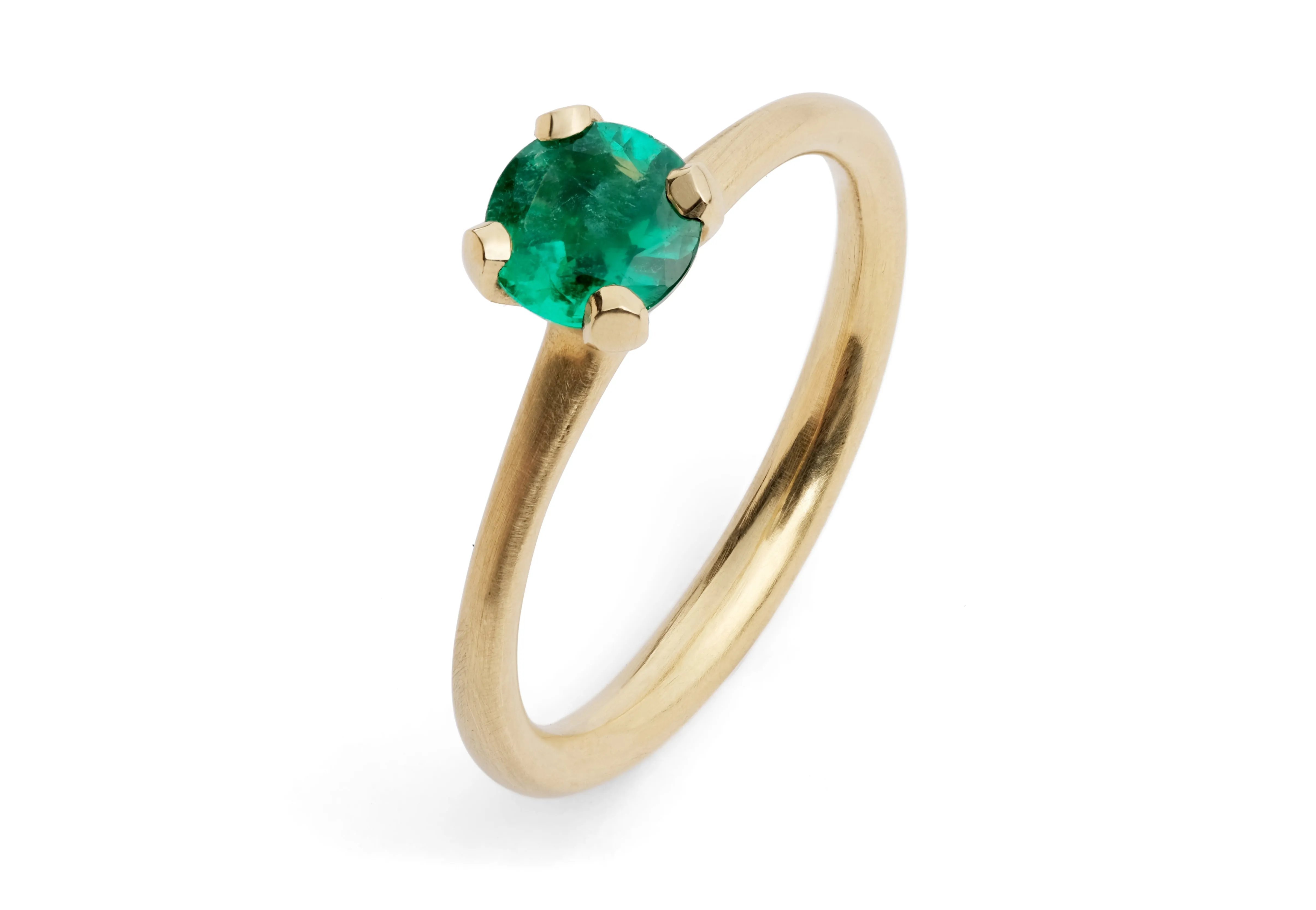 Sculpted yellow gold 4 claw emerald ring