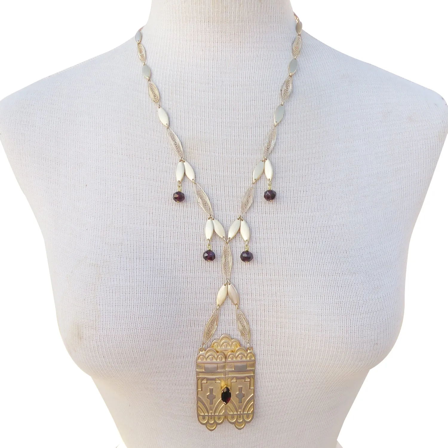 Stargate garnet necklace