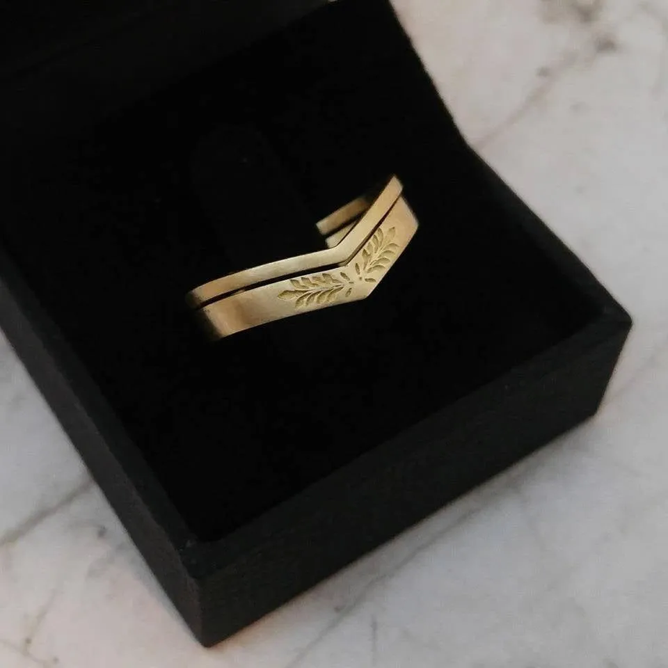 Womens wedding ring set, Unique wedding bands, Vintage style wedding ring, 14k gold leaves wedding rings set, thin v ring, wedding band set