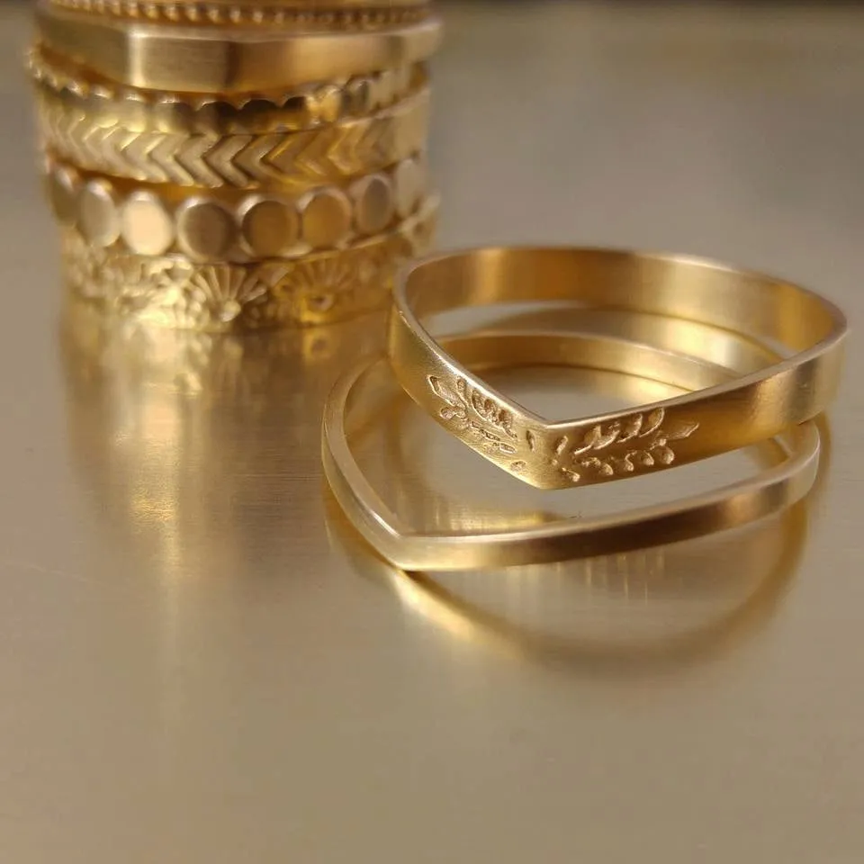 Womens wedding ring set, Unique wedding bands, Vintage style wedding ring, 14k gold leaves wedding rings set, thin v ring, wedding band set